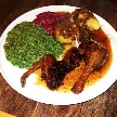 Frische Ente in Rotweinsauce mit Rotkohl, Spinat und Kloß